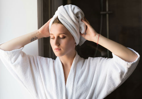 sustainable-woman-in-shower